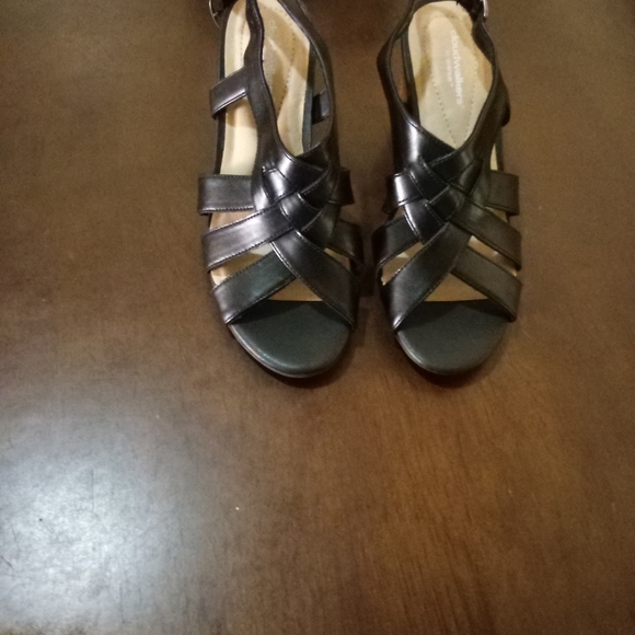 Cloudwalkers by Avenue - Black Strappy Women's Sandals - Picture 1 of 9